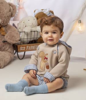 Conjunto bebé ardilla bordada con camisa vichy de Belén Costales