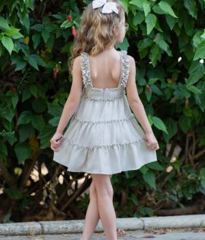 Vestido infantil beige con volantes de Nekenia