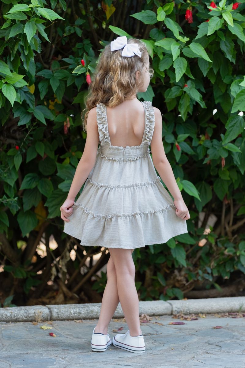 Vestido infantil beige con volantes de Nekenia
