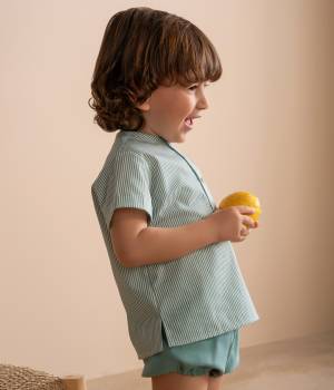 Conjunto infantil de camisa rayada y cubrepañal verde. Paloma de la O