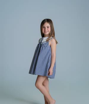 Vestido infantil de cuadros vichy azul con cuello decorativo. Paloma de la O