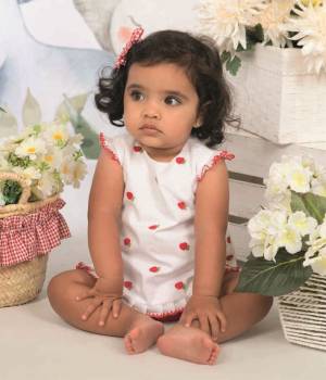 Conjunto infantil blanco con bordados de fresas - Belén Costales